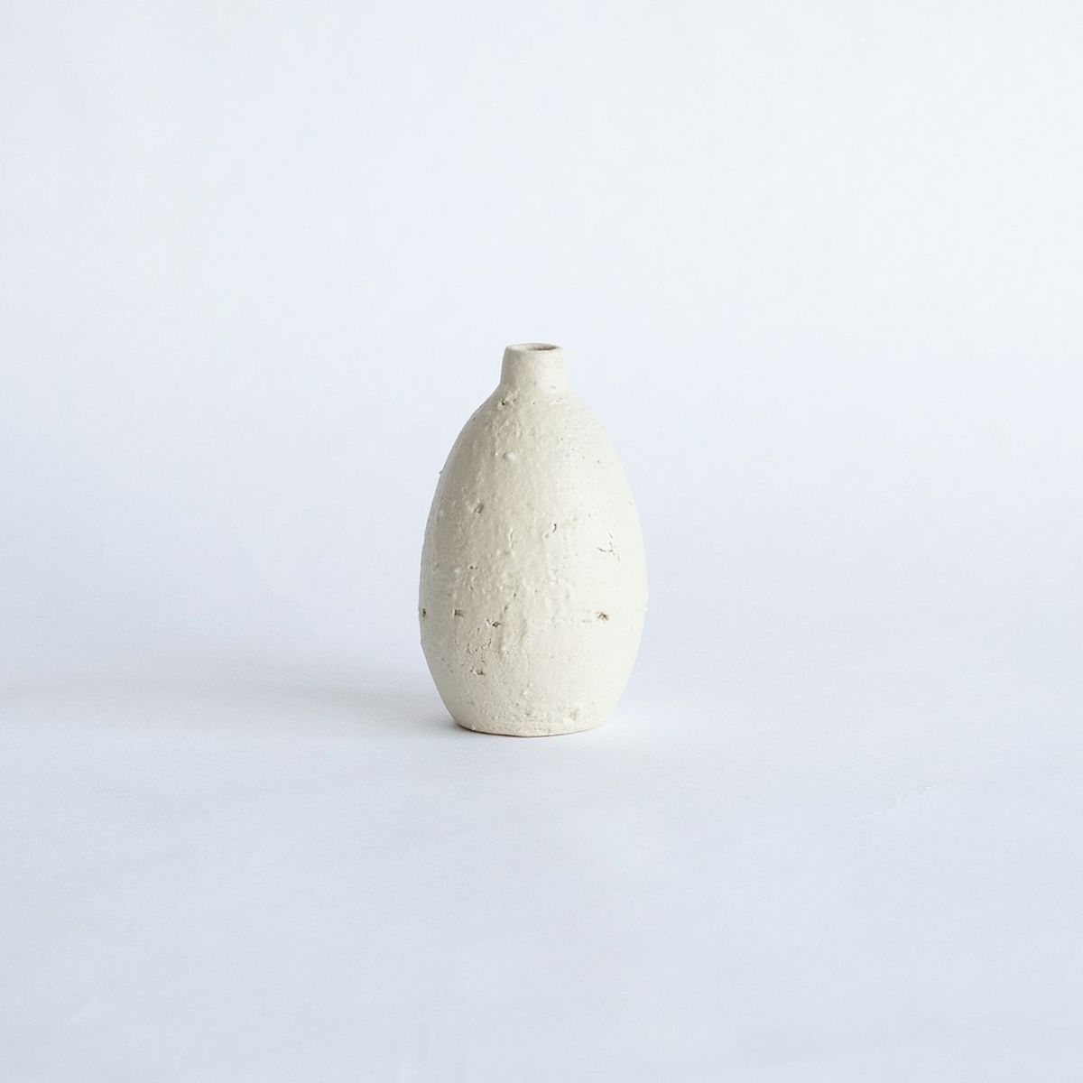 HIBI Artisan Ceramic Bud Vase from Speckled White Collection, showcasing traditional Shigaraki pottery techniques and natural stone inclusions