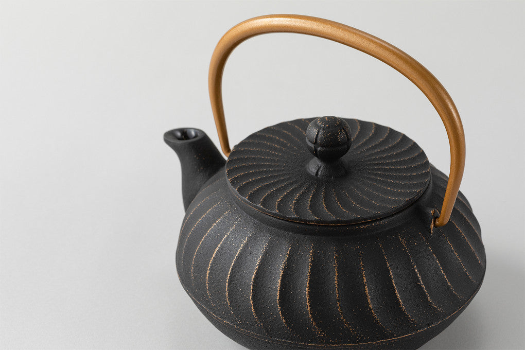 Japanese Cast Iron Teapot - Kyusu Gata Nami (Wave Pattern) in Black and Gold