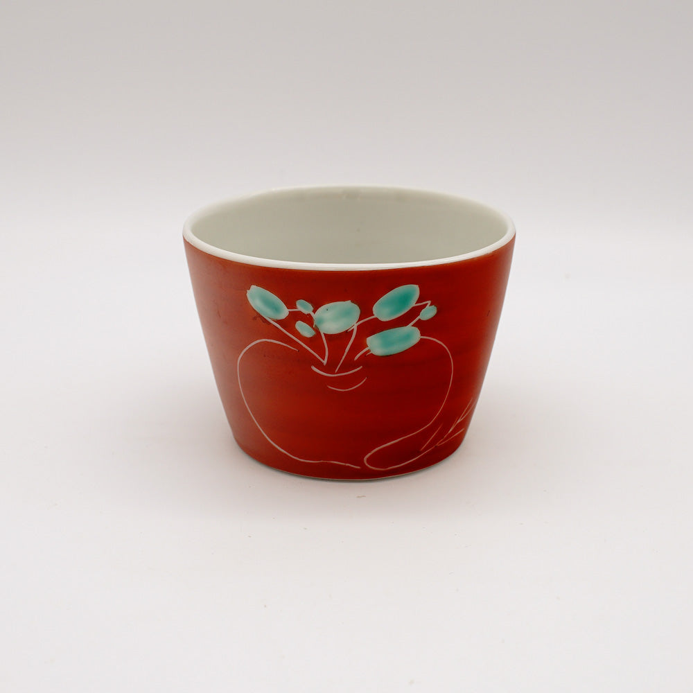 Neagari Kabu Sobachoko featuring a vibrant red exterior with an elegantly simple white and green turnip design, embodying charm and good fortune in Japanese dining culture